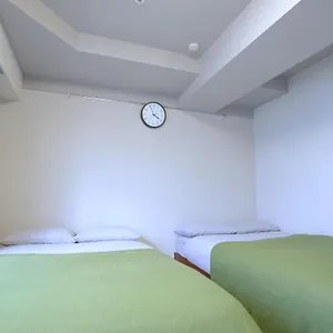 Apartment Shinjuku Retreat: Authentic Experience Near Higashi-shinjuku Station, Tokyo